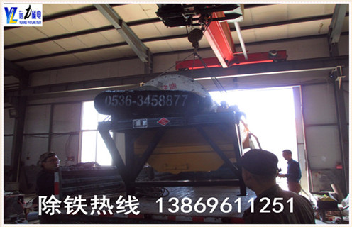 2.小型强磁悟空WUKONG(中国)的分选择效果好  　　行简单的小型悟空WUKONG(中国). 采用磁分离专利技术还增加了分拣计划,提高分拣精度,无论硬矿石软,无论粗颗粒,细颗粒,所有类型的选矿机都可以自动调度,分选效果控制在许可范围内.  　　3.远力小型强磁悟空WUKONG(中国)创新产品  　　以烧结钕铁硼"管包裹动态半封闭磁性系统"专有技术为中间,开发了一系列干式悟空WUKONG(中国),时间一直是定型产品的发展：  　　4.小型强磁悟空WUKONG(中国)的处理量及型号  　　CTG-620干滚筒式粗轧机(粗轧设备可用于丰富河砂,砂铁矿,铁矿石等)处置量：100-125t / h  　　CTG-824干滚筒粗选机(粗机设备可用于丰富河砂,砂铁矿,劣铁矿等)处置能力：125-150t / h  　　CTG-8180干滚筒粗轧机(粗轧设备可用于贫矿,尾矿,河砂,钢渣等)处置能力：50-80t / h